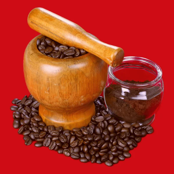 Миномет и пестик с черным кофе — стоковое фото