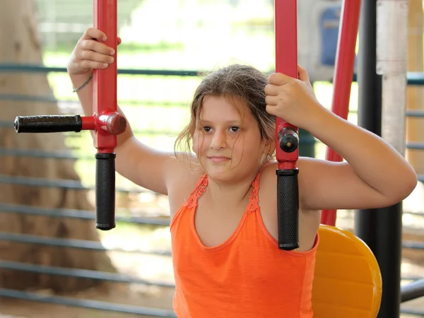 Meisje op een sportschool machine — Stockfoto