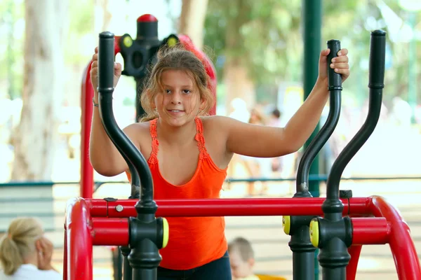 Meisje op een sportschool machine — Stockfoto