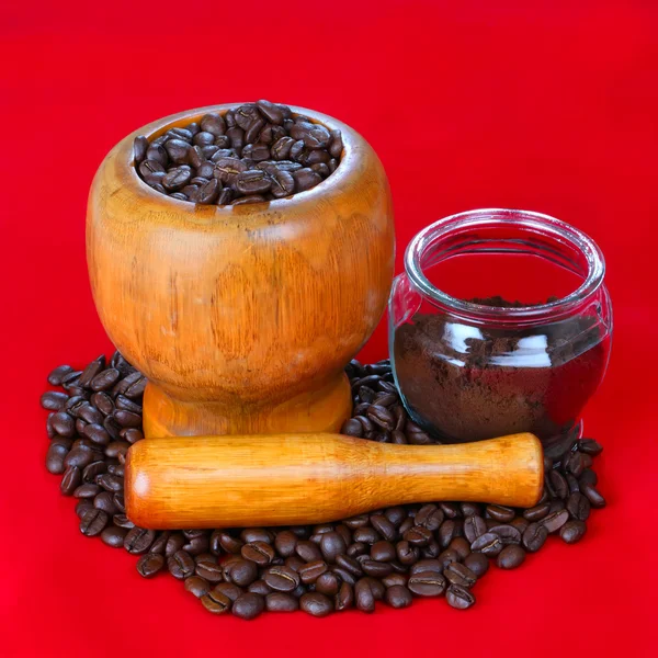 Café negro y granos de café — Foto de Stock