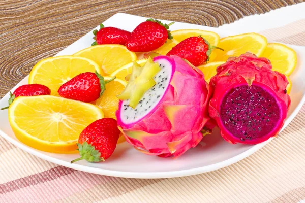 Plate with fresh mixed fruits — Stock Photo, Image