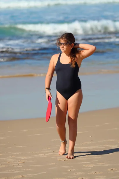 Flicka med stranden racketar — Stockfoto