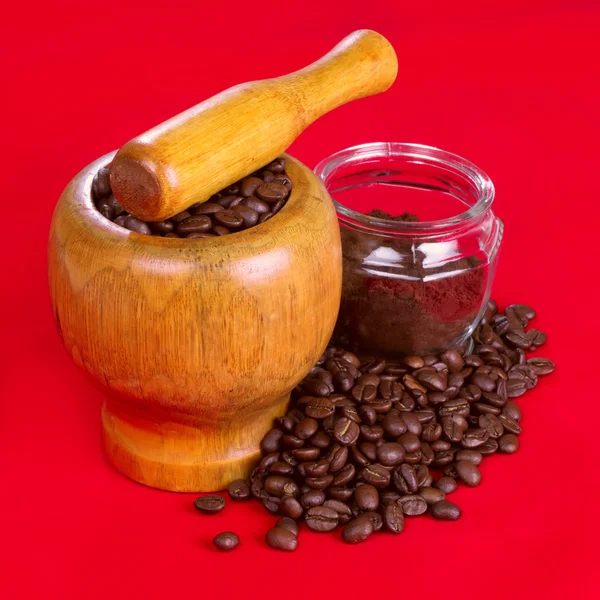 Schwarzer Kaffee und Kaffeebohnen — Stockfoto