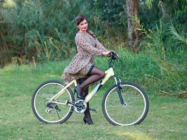 Woman on bicycle — Stock Photo, Image