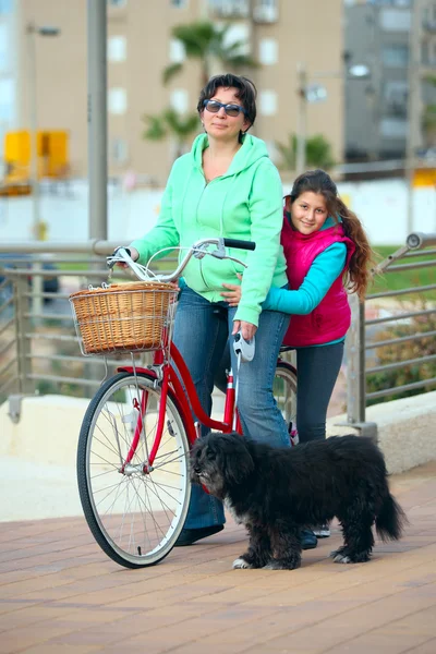 Een moeder, een dochter en een hond. — Stockfoto