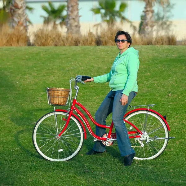 Woman with her bike — Stock Photo, Image