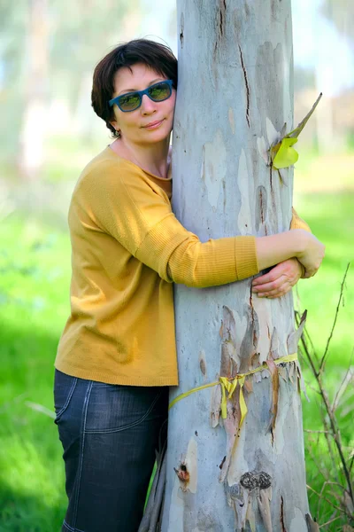 Woman tree hugging — Stock Photo, Image