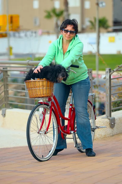 Kvinna med hennes cykel — Stockfoto