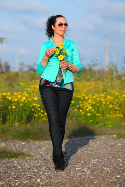 Junge brünette Frau — Stockfoto