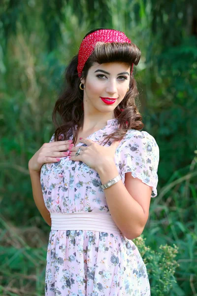 Pin-up bruneta žena — Stock fotografie