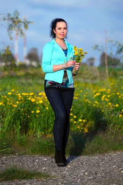 Junge brünette Frau — Stockfoto