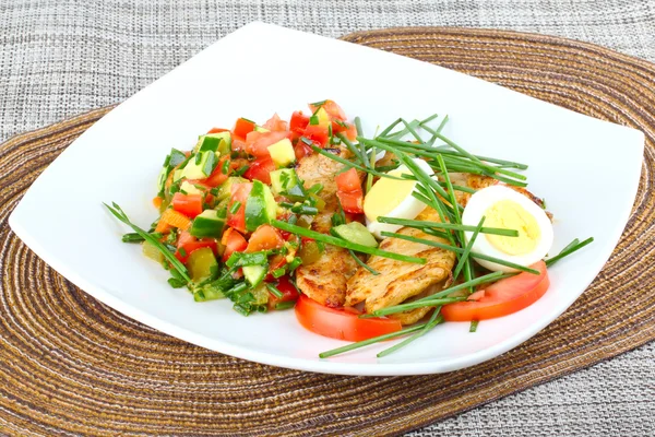 Salada com frango grelhado — Fotografia de Stock