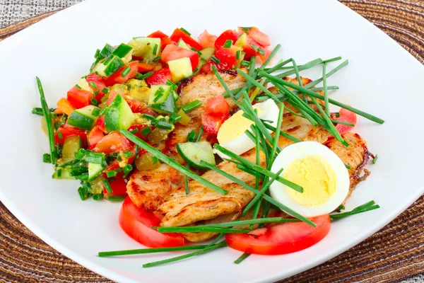 Kızarmış tavuk göğlü salata.