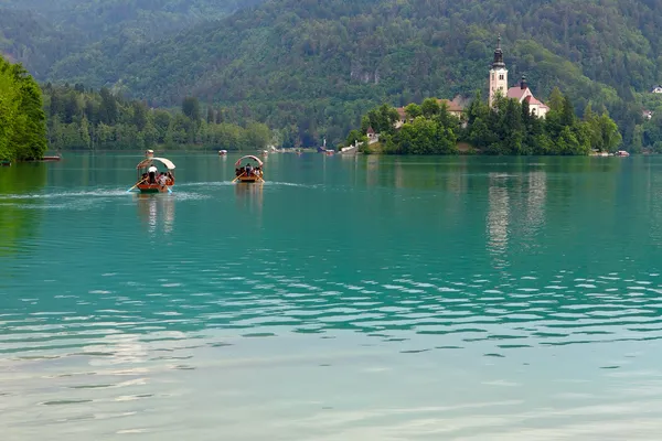 Båtar på sjön bled — Stockfoto