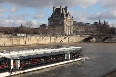 Paris, Fransa - 3 Şubat 2019: Paris, Fransa 'da Seine nehri üzerinde tekne