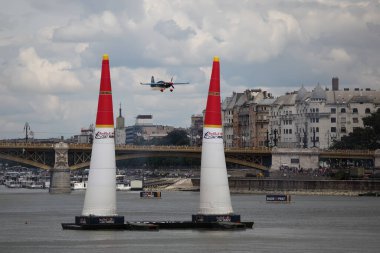 BUDAPEST, HUNGARY - 24 Haziran 2018: Hafif Spor Uçakları Budapeşte kentindeki halka açık hava gösterisi sırasında Tuna Nehri üzerinde uçuyor.