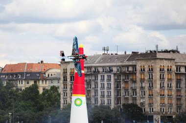 BUDAPEST, HUNGARY - 24 Haziran 2018: Hafif Spor Uçakları Budapeşte kentindeki halka açık hava gösterisi sırasında Tuna Nehri üzerinde uçuyor.