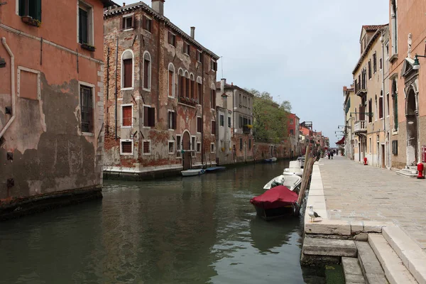 Benátky Itálie Tradiční Úzká Kanálová Ulice Rybami Starými Domy — Stock fotografie