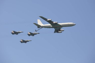 TEL AVIV, ISRAEL - 15 Nisan 2021: Boeing 707 üç F-16 savaş uçağıyla yakıt ikmali tankeri İsrail 'in 2021 Bağımsızlık Günü' ne adanmış Tel Aviv Hava Gösterisinde yakıt ikmali gerçekleştirdi 