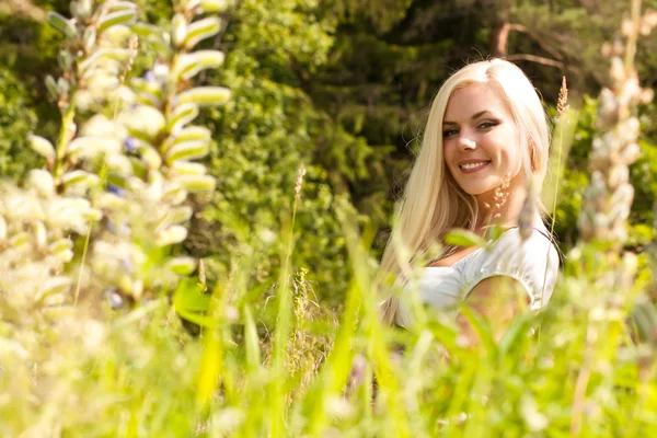 Unga glada tjej med blont hår utomhus — Stockfoto