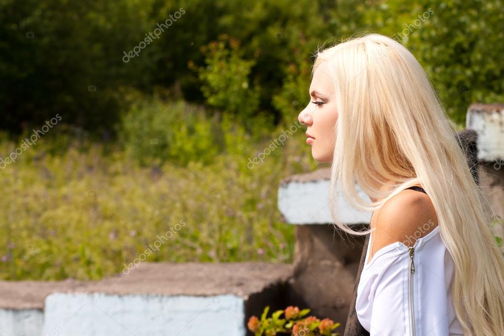 Blondes mädchen von hinten