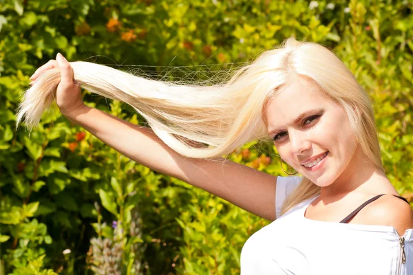 Słodkie blond kobieta w białej sukni odkryty — Zdjęcie stockowe