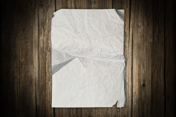 Порванный старый лист бумаги на дереве — стоковое фото