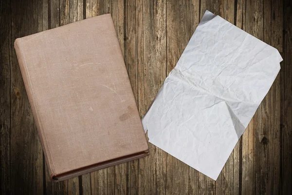 Ξεπερασμένο βιβλίο και χαρτί σε ξύλινα φόντο — Φωτογραφία Αρχείου