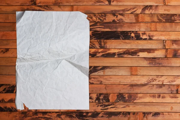 Hoja de papel vieja vacía sobre un fondo de madera — Foto de Stock