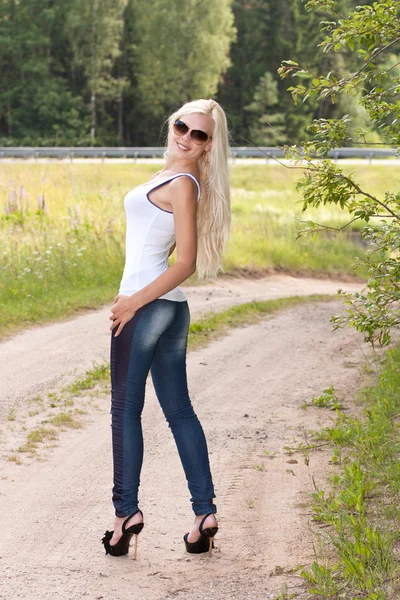 Štíhlá blondýna model v sluneční brýle venkovní — Stock fotografie