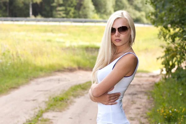 Młody stylowy model blond w odkrytym okulary przeciwsłoneczne — Zdjęcie stockowe