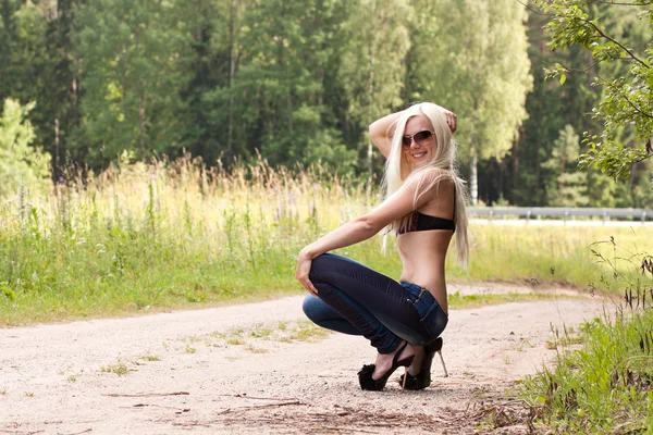 Aantrekkelijke blonde model in zonnebril buiten — Stockfoto