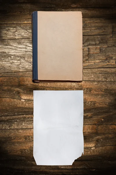 Livre et feuille de papier sur bois — Photo