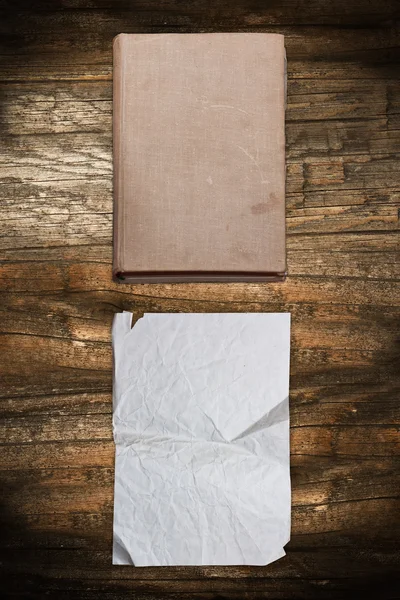 Винтажная книга и бумага на дереве — стоковое фото