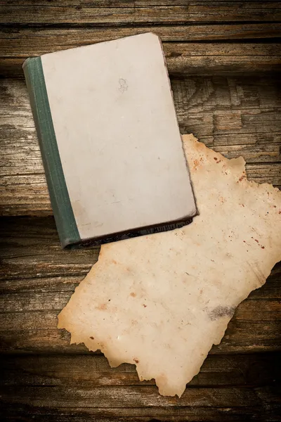 高齢者の本と木の上の紙のシート — ストック写真