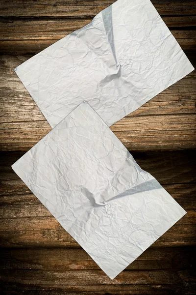 Морщинистые винтажные бумаги на деревянном фоне — стоковое фото