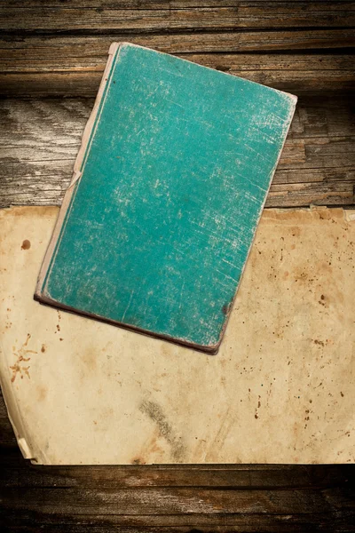 Bleka gamla papper och bok på en trä bakgrund — Stockfoto