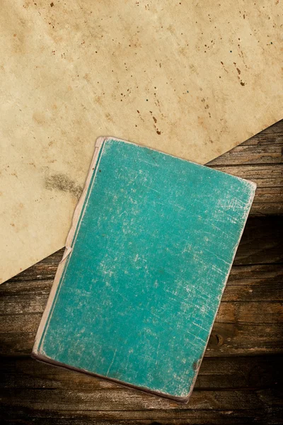Brązowy grzyb w wiklinowym koszuwyblakłe, Stary papier i książki na tle drewniane — Zdjęcie stockowe