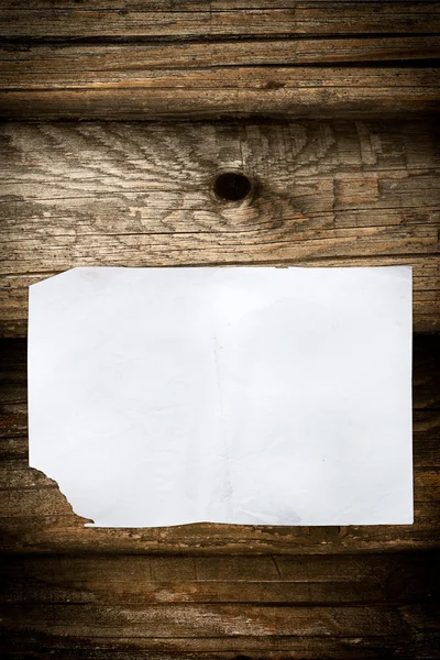Karanlık yırtılmış kağıt levha ahşap arka plan — Stok fotoğraf