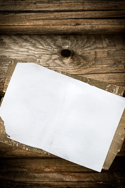 Винтажная бумага на деревянном фоне — стоковое фото