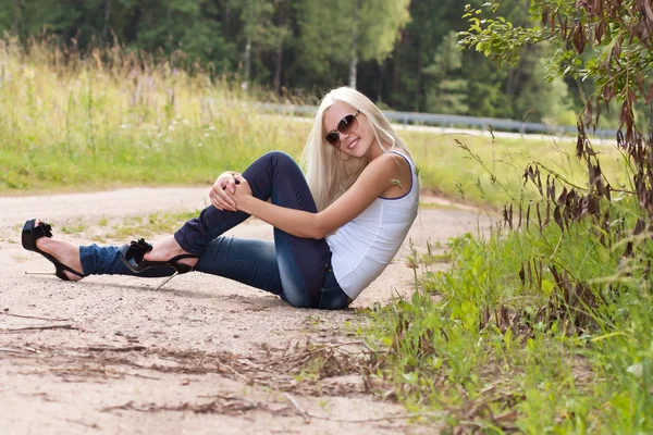 Smyslná blonďatá dáma venkovní — Stock fotografie