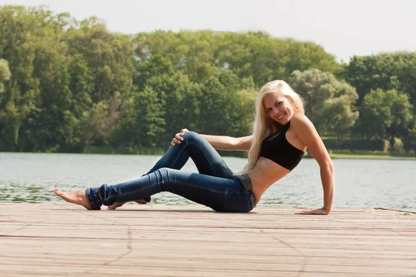 Sexig blond modell vid sjön — Stockfoto