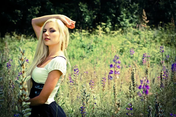 Stijlvolle mode-model in het veld — Stockfoto