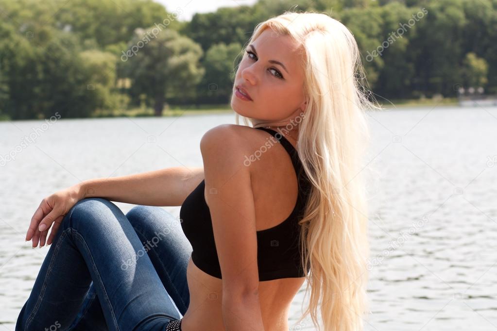 Блондиночка хочет ебли на озере