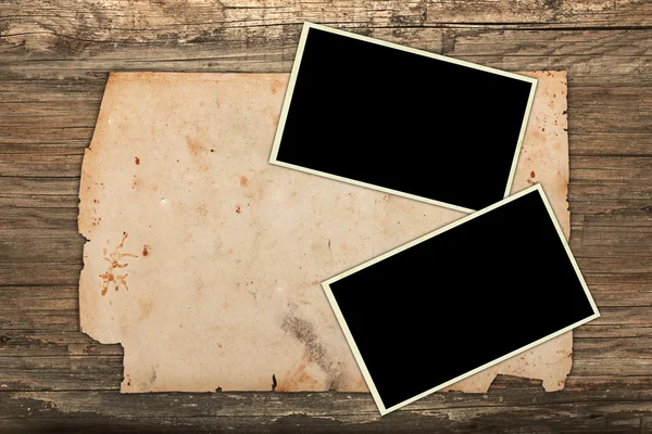 Boş eski kağıt ve tahta üzerinde eski fotoğraf çerçeveleri — Stok fotoğraf