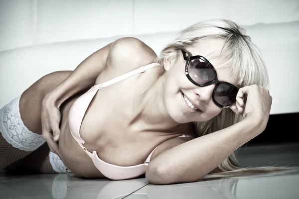 Vrij jonge blonde dame in stijlvolle lingerie — Stockfoto