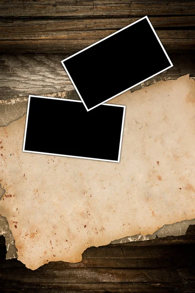 Wyblakłe ramki papieru i zdjęcie na tle drewniane — Zdjęcie stockowe
