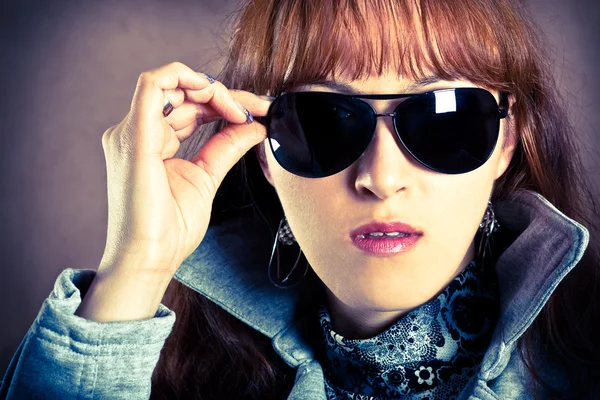 Stylowy model brunetka w okulary przeciwsłoneczne — Zdjęcie stockowe