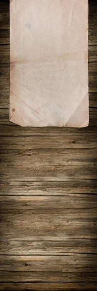 Feuille de papier vintage sur un fond en bois — Photo