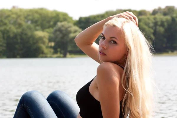 Sinnliche blonde Dame im Park — Stockfoto